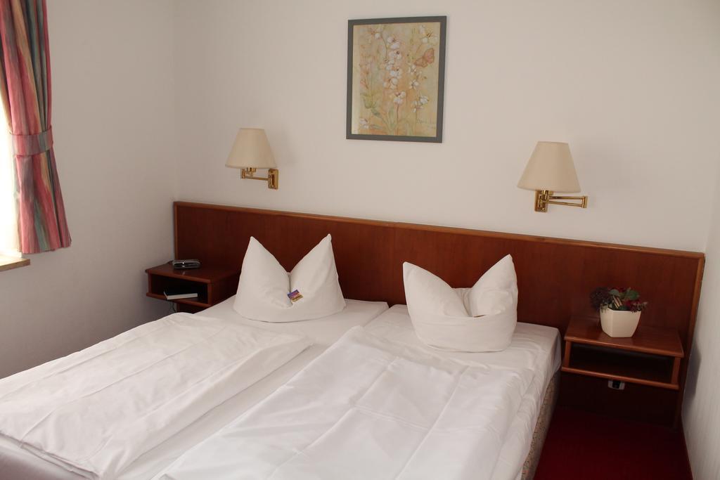 Hotel Fuersteneck Bernburg Room photo